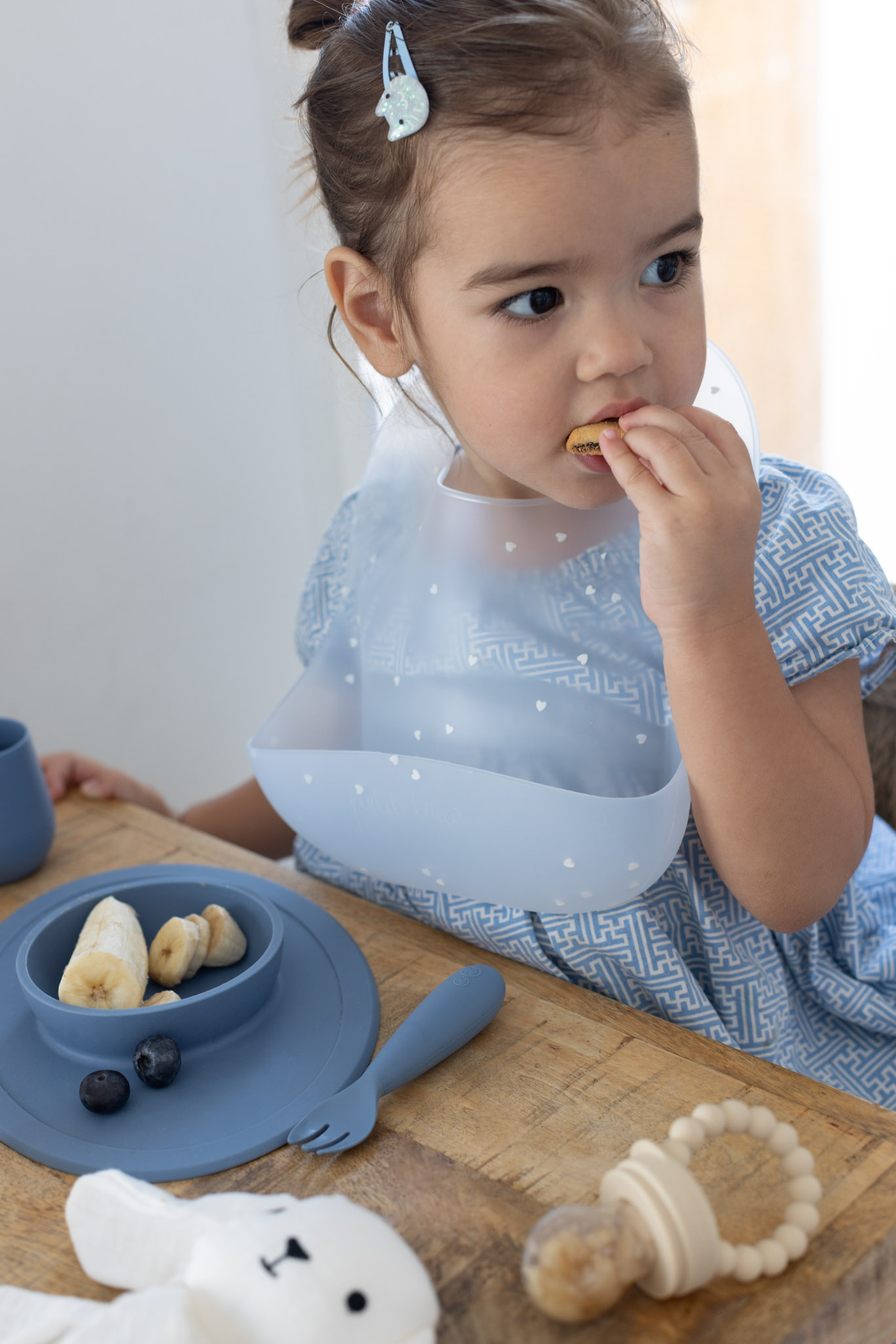 shooting accessoires bébé french flair bavoir table chaise sucette grignoteuse assiette gobelet