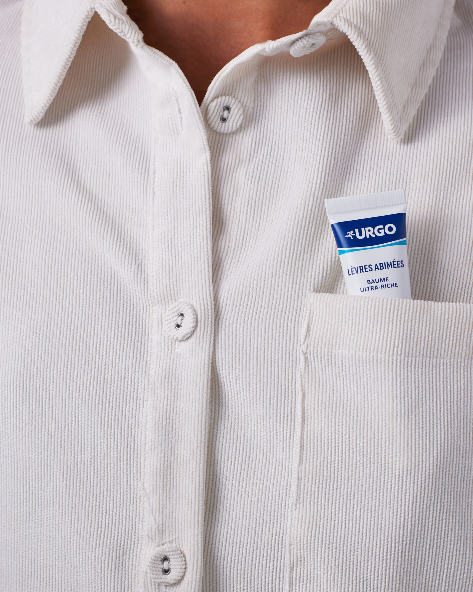 shooting cosmetique urgo<br />
produit skincare<br />
soins pour la peau<br />
chemise<br />
soin hydratant