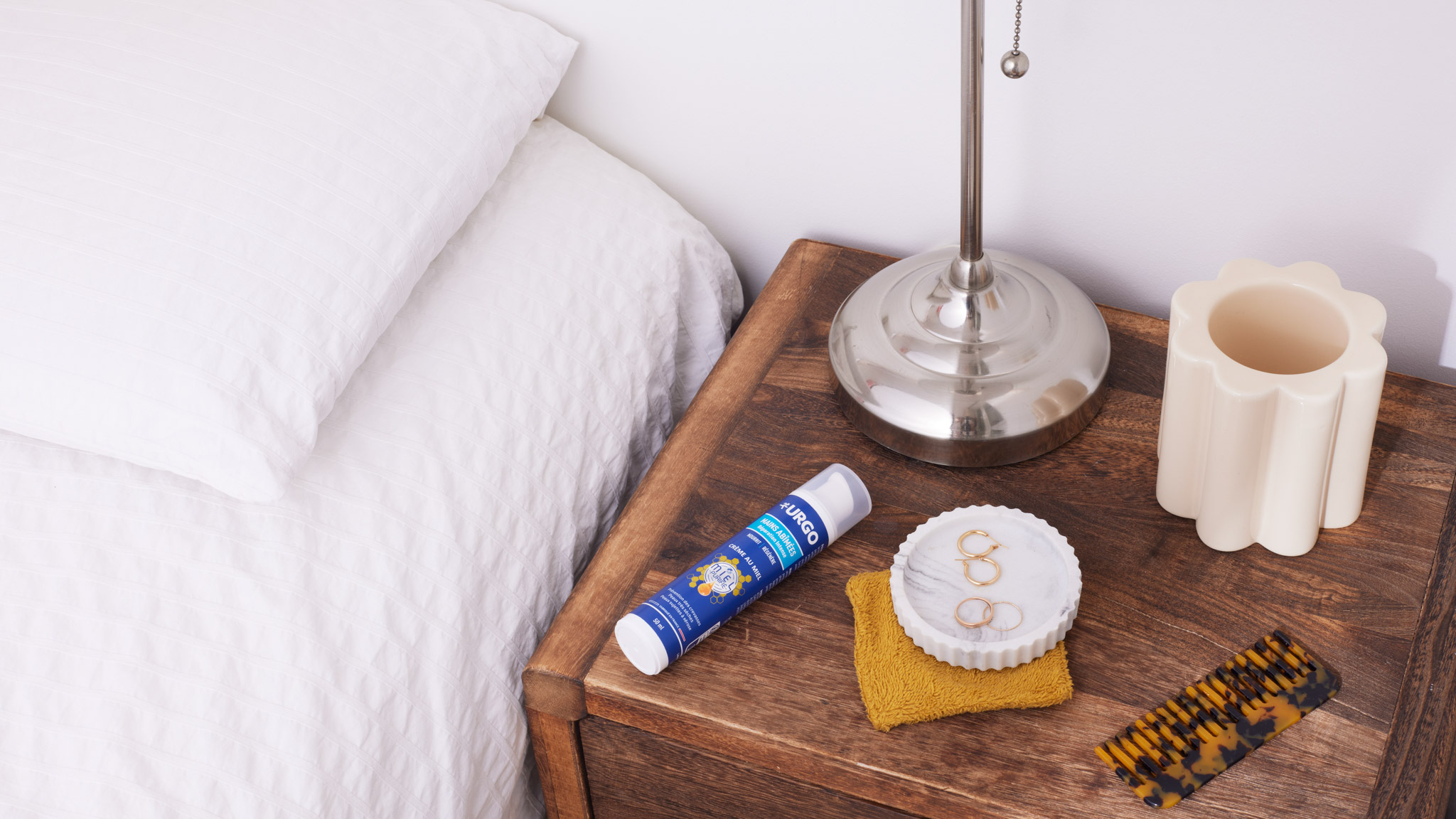produit skincare urgo baume à lèvres soin de peau table de chevet près du lit