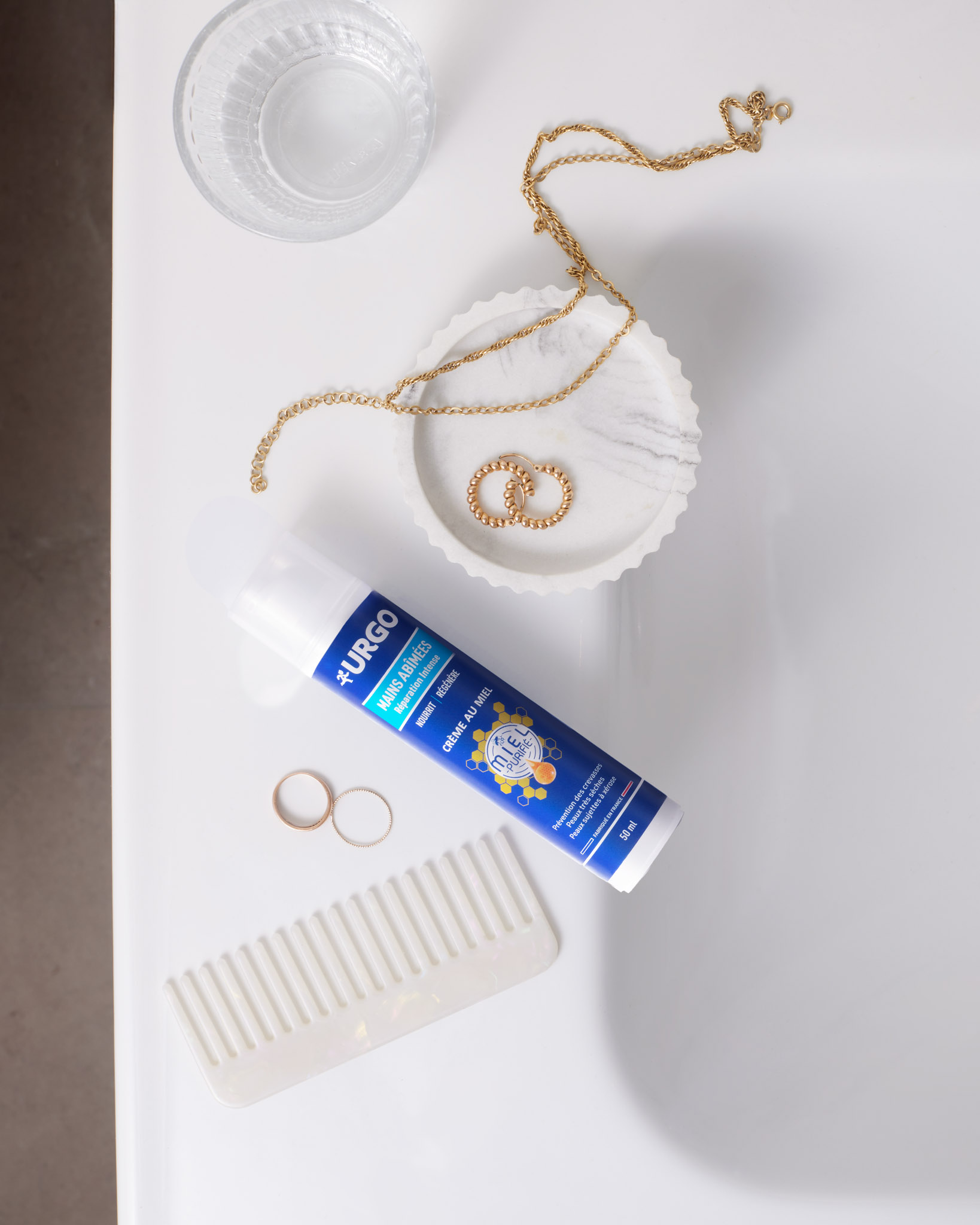shooting cosmetique urgo<br />
produit skincare<br />
soins pour la peau<br />
soins pour les mains<br />
soins au miel<br />
bijoux<br />
salle de bain