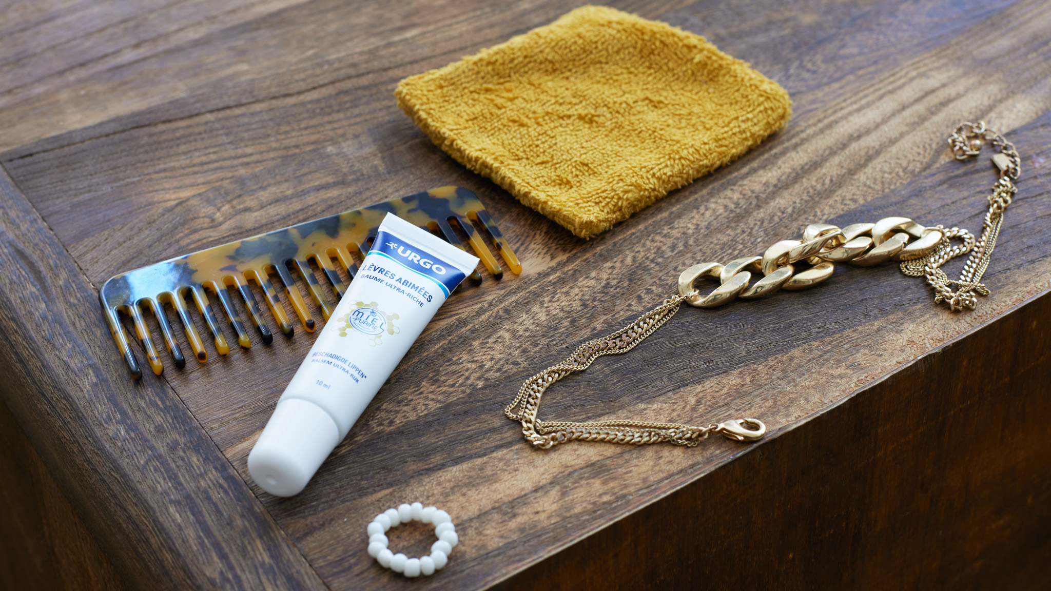 shooting cosmetique urgo produit skincare soin pour la peau soin pour les lèvres bijoux peigne