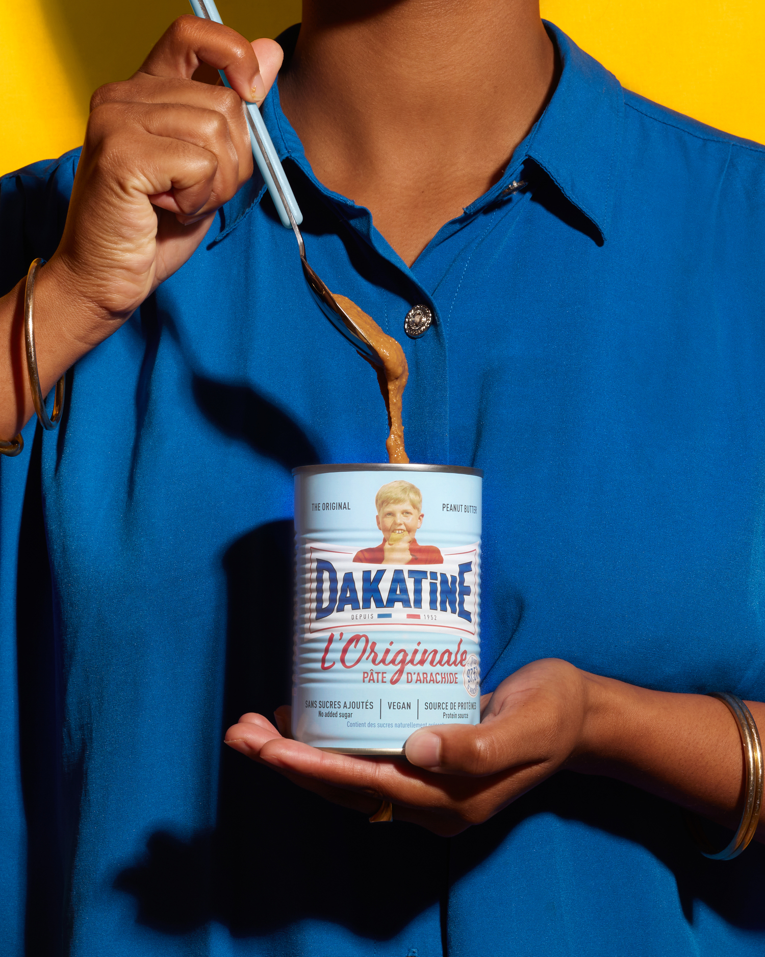 photographe chemise bleue portrait personne noire cuillere beurre cacahuete dakatine