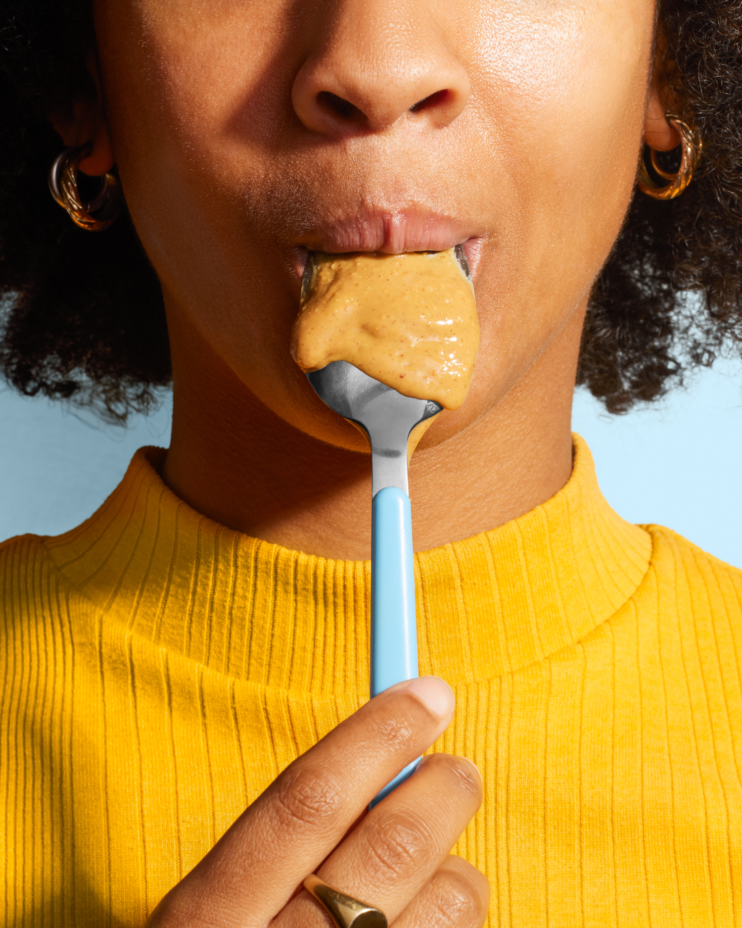 portrait personne noirecuillere beurre cacahuete