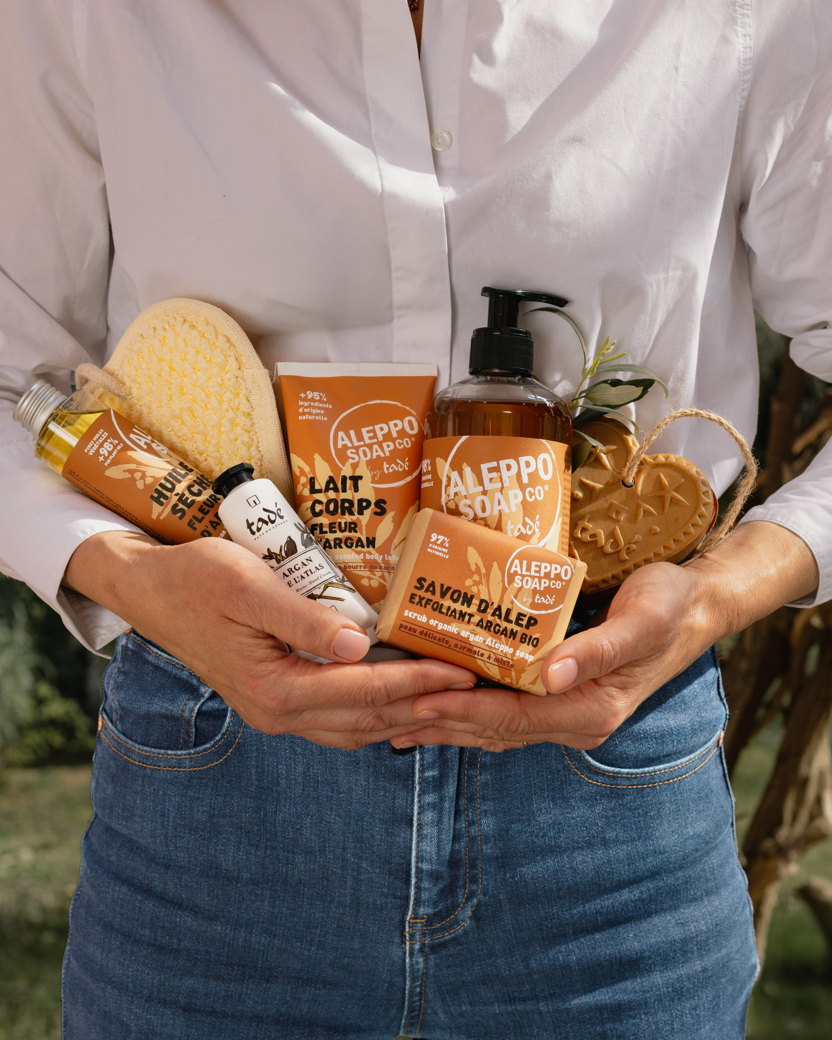 photo main produits cosmétique gamme artisanale Tadé