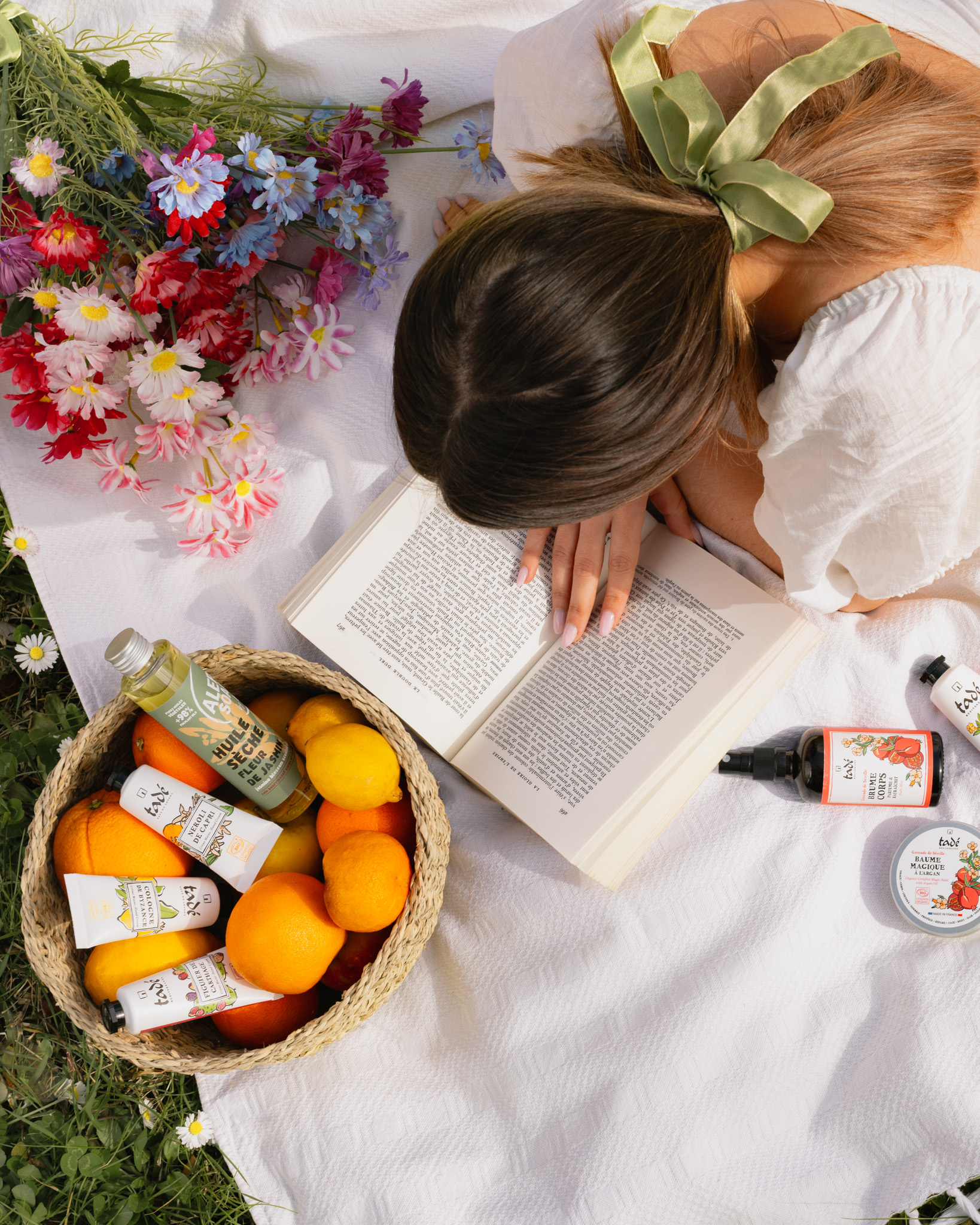 produit artisanal cosmétique Tadé fruits fleurs femme robe blanche