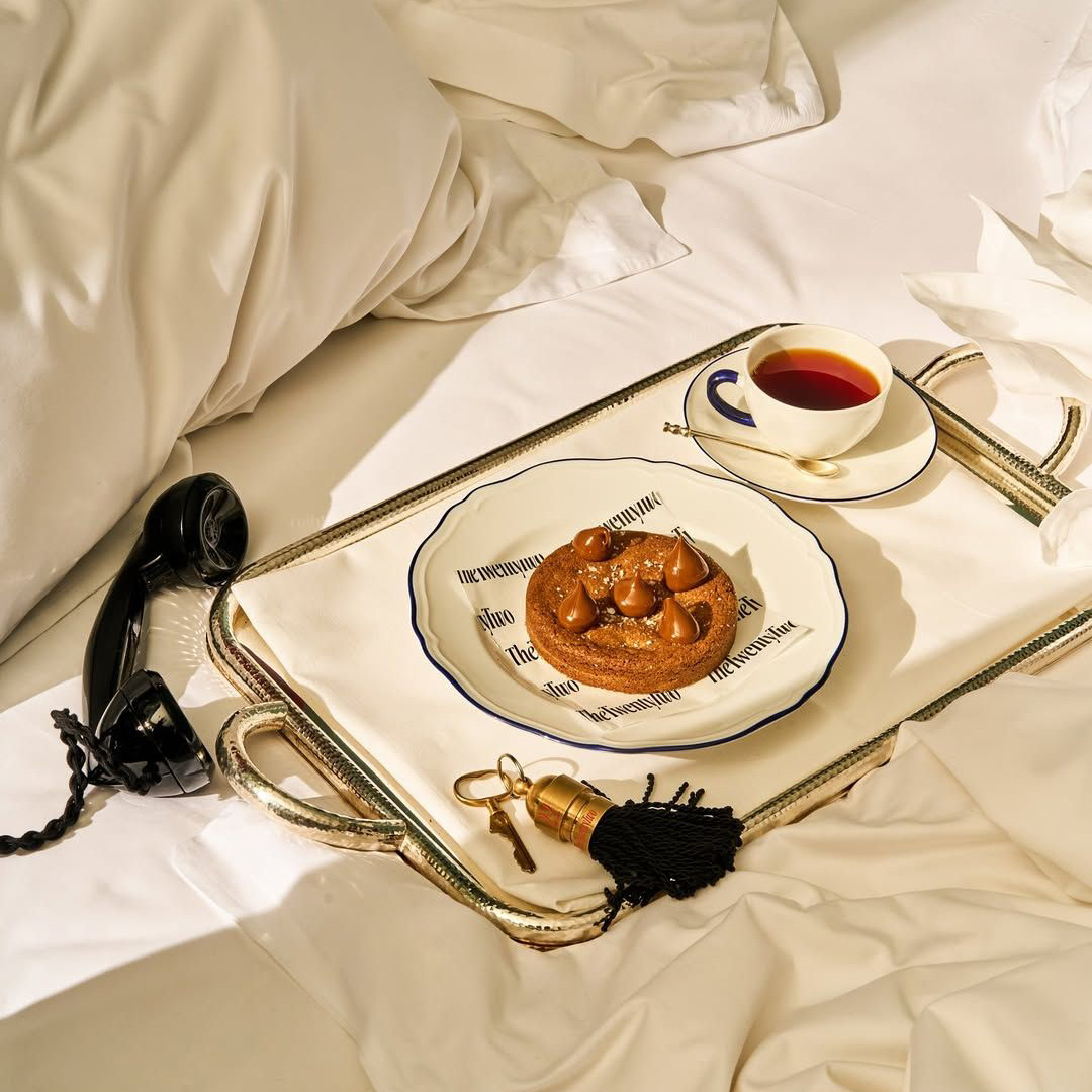 photographe chemise bleue portrait personne noire cuillere beurre cacahuete dakatine