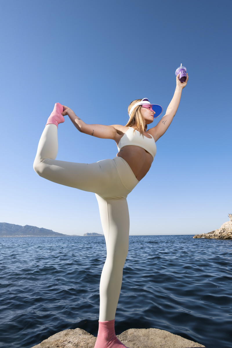 photo pop colorée violet grand angle pulse position yoga pilates photographe marseille mer ubé latte