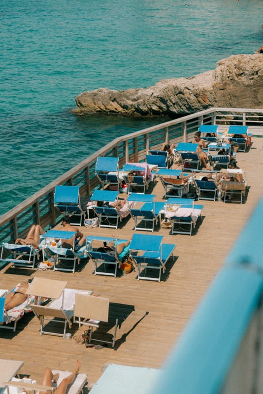 photographe marseille resto le petit pavillon transats bleu mer