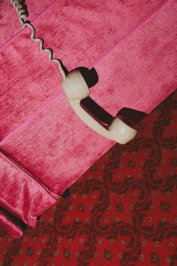 photographie flash soirée vieux telephone vintage velour rose moquette retro