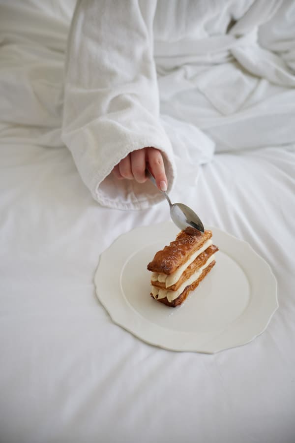 photographe hotel matin dessert robe de chambre