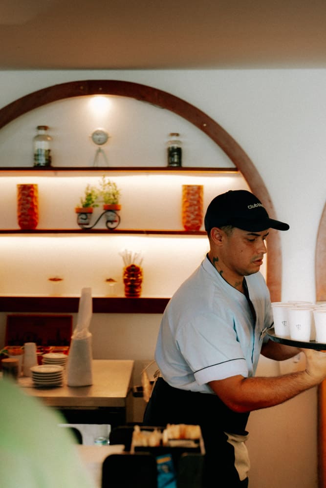 Barman préparant un cocktail au bar du Club Med Rio das Pedras, photographie hôtellerie au Brésil