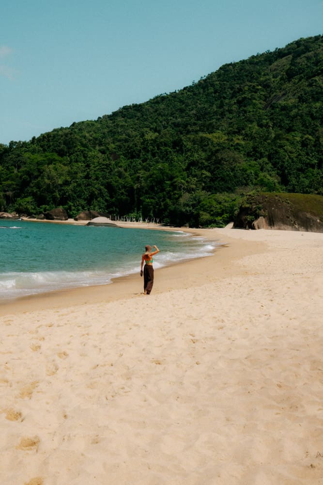 Plage de sable doré bordée de collines de forêt atlantique au Club Med Rio das Pedras, Brésil – photographie travel