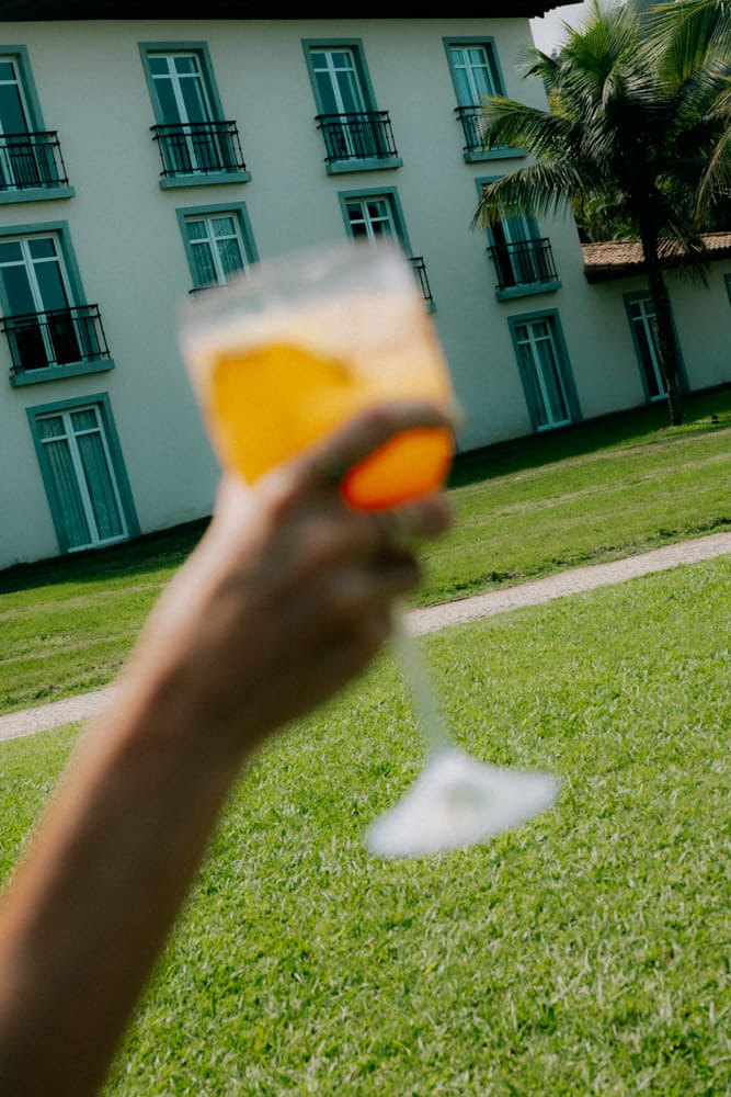Spritz levé devant le bâtiment blanc de l'hôtel, art de vivre au Club Med Rio das Pedras