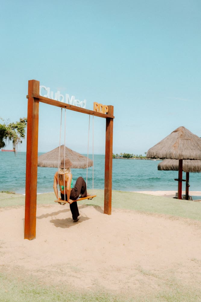 Balançoire en bois sur la plage face à la mer turquoise de la Costa Verde, Club Med Rio das Pedras