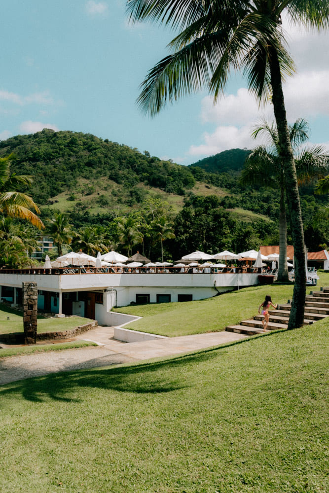 Allée et pelouses du resort sous les palmiers, Club Med Rio das Pedras sur la Costa Verde brésilienne