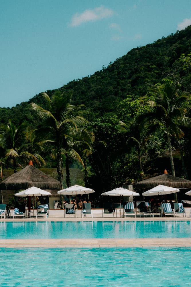 Piscine du Club Med Rio das Pedras entourée de transats et de montagnes tropicales, Brésil