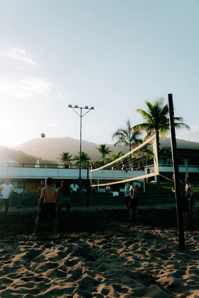 Terrain de beach-volley et palmiers devant le resort, vacances au Club Med Rio das Pedras, Brésil